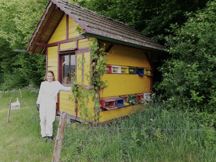 Fabienne vor dem Bienenhaus